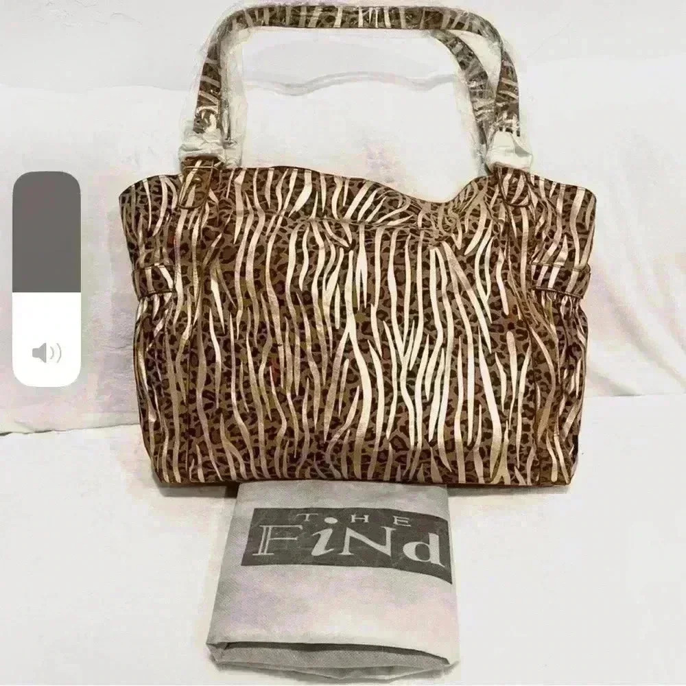 The Find Animal Tote w/Wallet - Picture 11 of 11